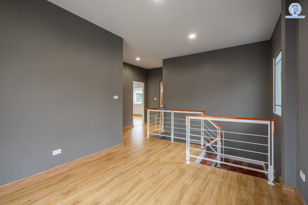 บ้านมือสองตกแต่งใหม่ แบรนด์สุดหรู L&H ม.มัณฑนา แจ้งวัฒนะ-ราชพฤกษ์ เนื้อที่ 55.3 ตร.ว. ฟังก์ชัน 3 ห้องนอน 3 ห้องน้ำ จอดรถได้ 2 คัน บรรยากาศ Private พร้อม Facilities ครบครัน! บนทำเลโซนเมือง เชื่อมต่อทุกการเดินทาง ใกล้เซ็นทรัลแจ้งวัฒนะ, เมืองทองธานี, ทางด่วน และรถไฟฟ้าสายสีม่วง "สถานีบางรักน้อยท่าอิฐ"